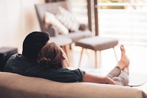 Pärchen sitzt gemeinsam auf der Couch