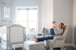 Baby mit Decke über dem Kopf