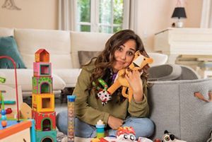 Nina mit Spielzeug