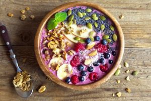 Rosa Smoothie Schüssel mit Superfood Topping