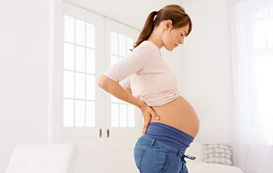 Femme enceinte caressant son petit ventre