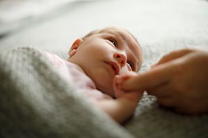 Baby greift nach Hand