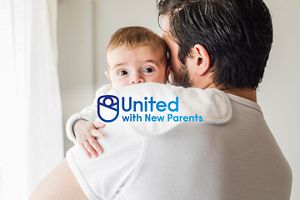 Vater hält Baby