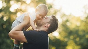 Papa küsst baby