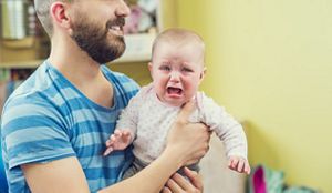 crying-baby-dad-arms