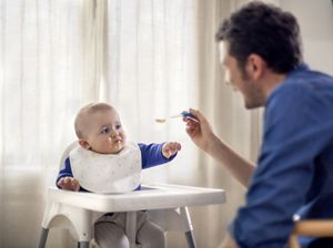 dad-feeding-baby-spoon