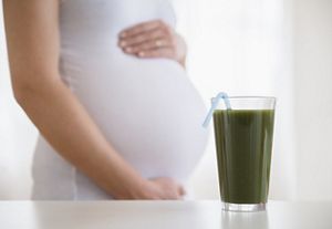 pregnant-woman-green-smoothie.jpg