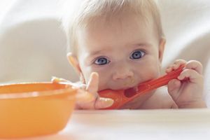 baby-biting-red-spoon