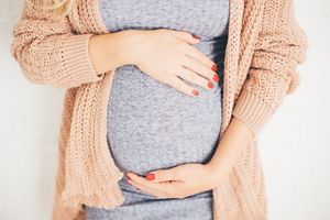 mum-cardigan-bump