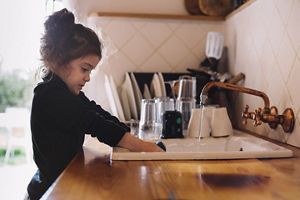 aptagro-girl-washing-dishes-article-website
