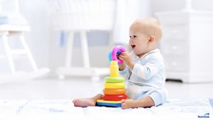 Baby-playing-with-pyramide