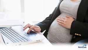 Pregnant-woman-in-the-office