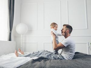 папа держит ребенка на руках