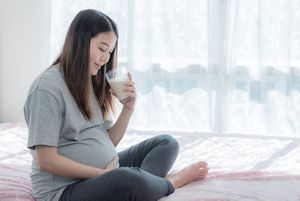pregnant-bed-drinking-milk.jpg
