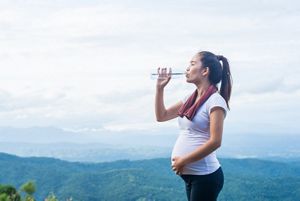 pregnant-exercise-drink-water.jpg