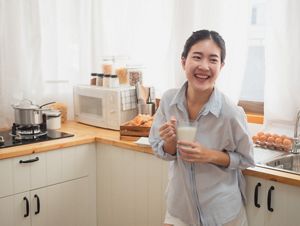 pregnant-mother-kitchen-milk.jpg