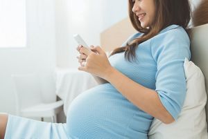 pregnant-use-phone.jpg