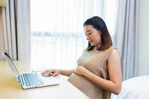 pregnant-working-laptop.jpg