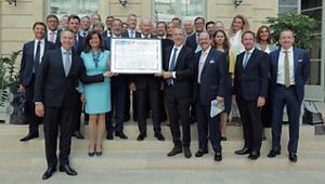 Group of executives who signed the B4IG coalition and hold the pledge in their hands. Group of executives who signed the B4IG coalition and hold the pledge in their hands.
