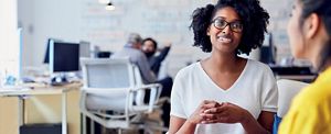 Co-creating together the Future of Food - Danone Réunion de groupe entre deux jeunes femmes