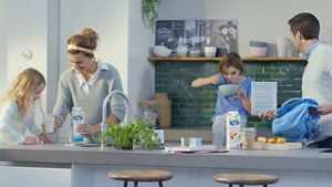 Famille dans une cuisine en train de consommer des produits Alpro