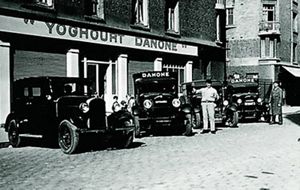 Devanture du magasin Yoghourt Danone avec les voitures de livraison Devanture du magasin Yoghourt Danone avec les voitures de livraison