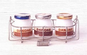 Trois yaourts Danone dans des pots en verre Trois yaourts Danone dans des pots en verre