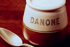 Le petit pot de yaourt original Danone en porcelaine, marron et blanc Le petit pot de yaourt original Danone en porcelaine, marron et blanc