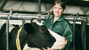 Une éleveuse avec une vache Une éleveuse avec une vache
