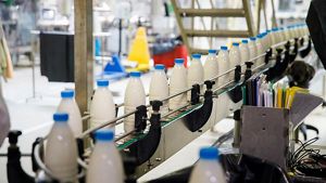 Photo d'une usine d'embouteillage du lait Photo d'une usine d'embouteillage du lait
