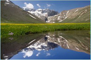 Paysage montagneux, la montagne se reflète sur un lac Paysage montagneux, la montagne se reflète sur un lac