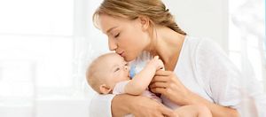 Mutter hat Baby auf dem Arm